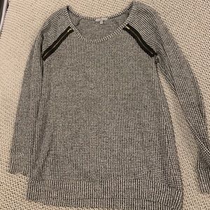 Black & white sweater with zippers